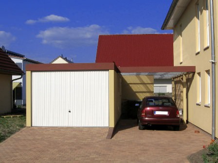 Fertiggarage Glattwand mit Stahlcarport